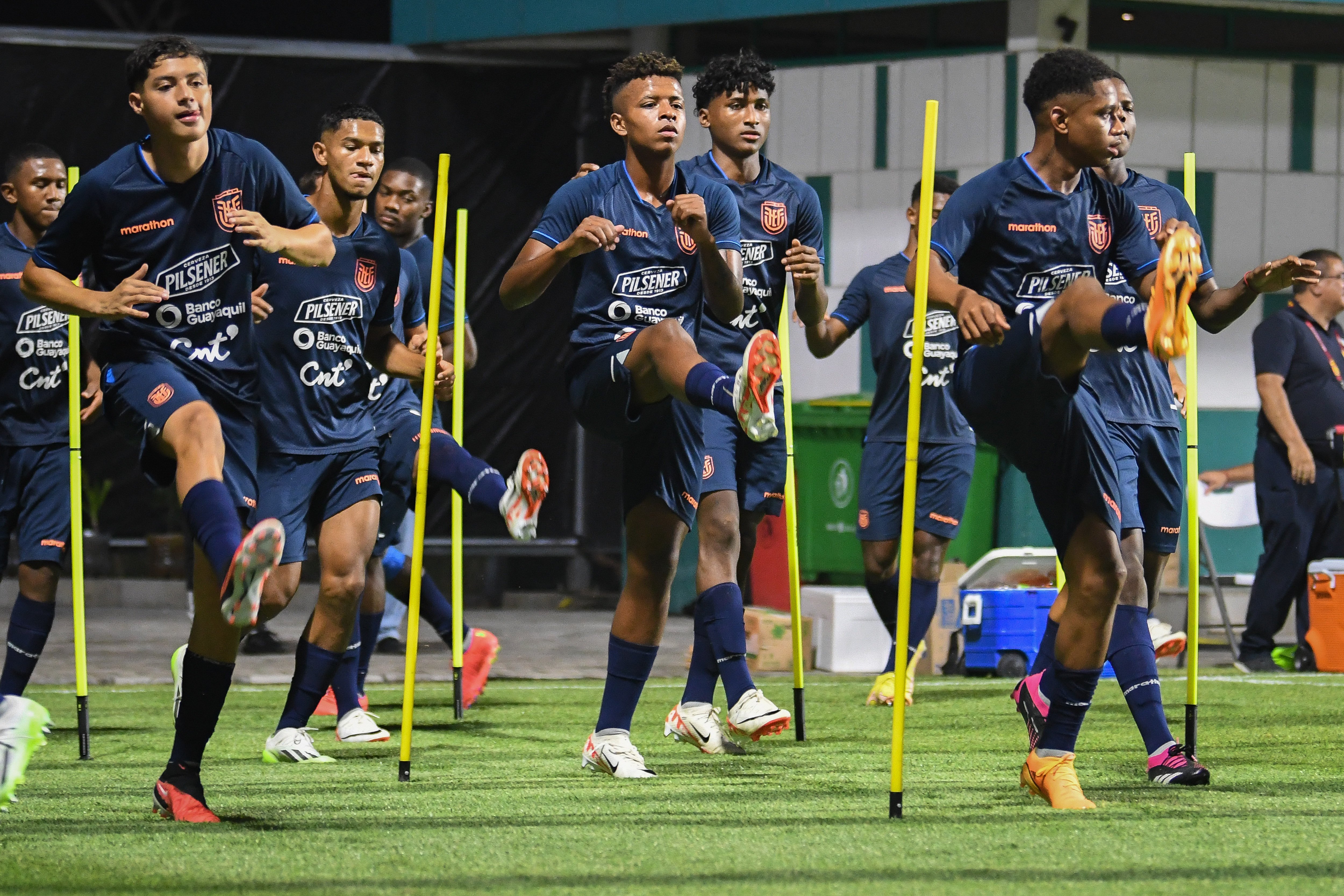 Para pemain timnas U-17 Ekuador berlatih di Lapangan Latihan A Stadion Gelora Bung Tomo (GBT), Surabaya, Jawa Timur.