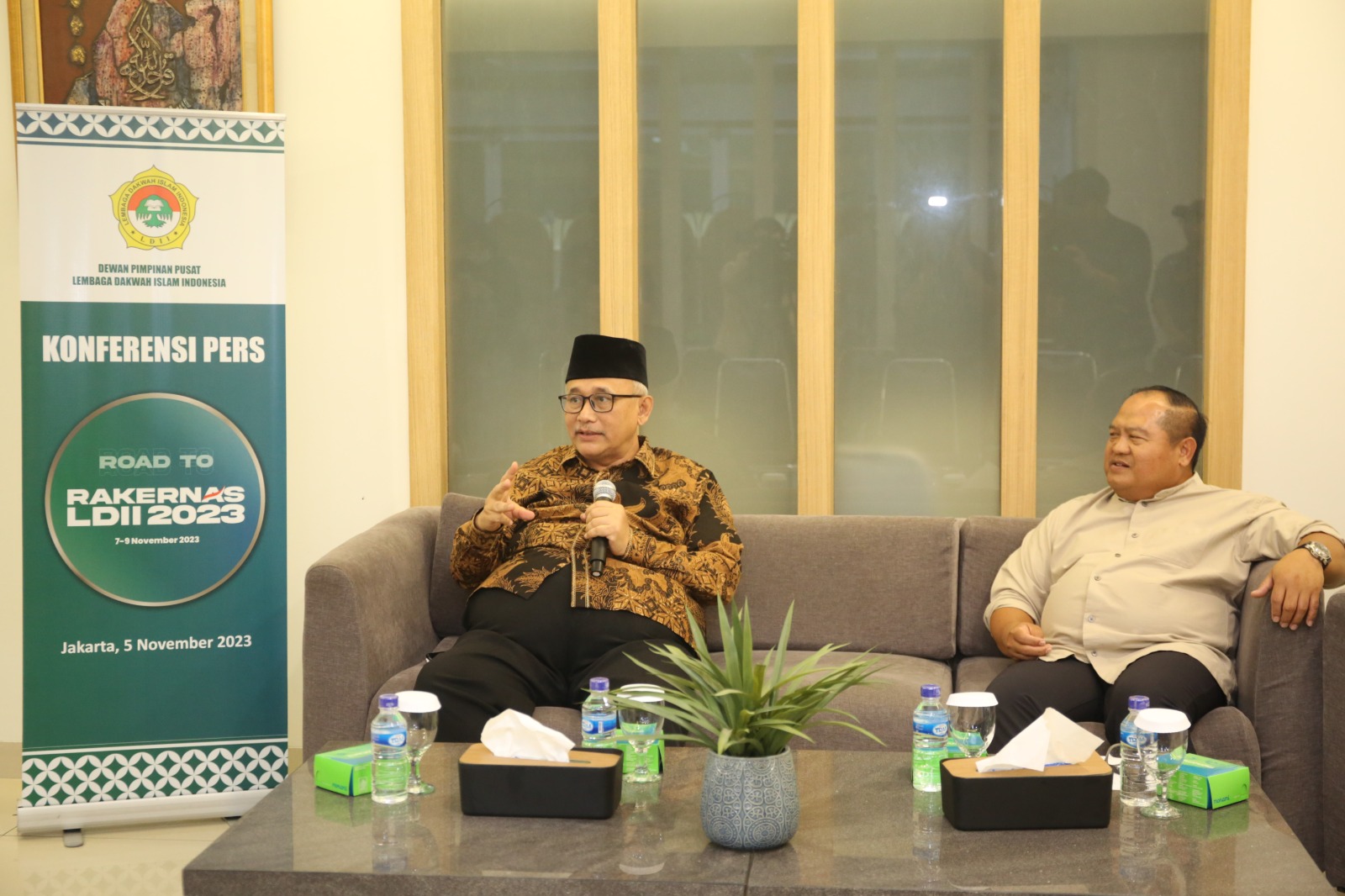 Ketua Umum DPP LDII  KH Chriswanto Santoso (kiri) saat memberikan keterangan seputar Rakernas di Jakarta, Minggu (5/11).