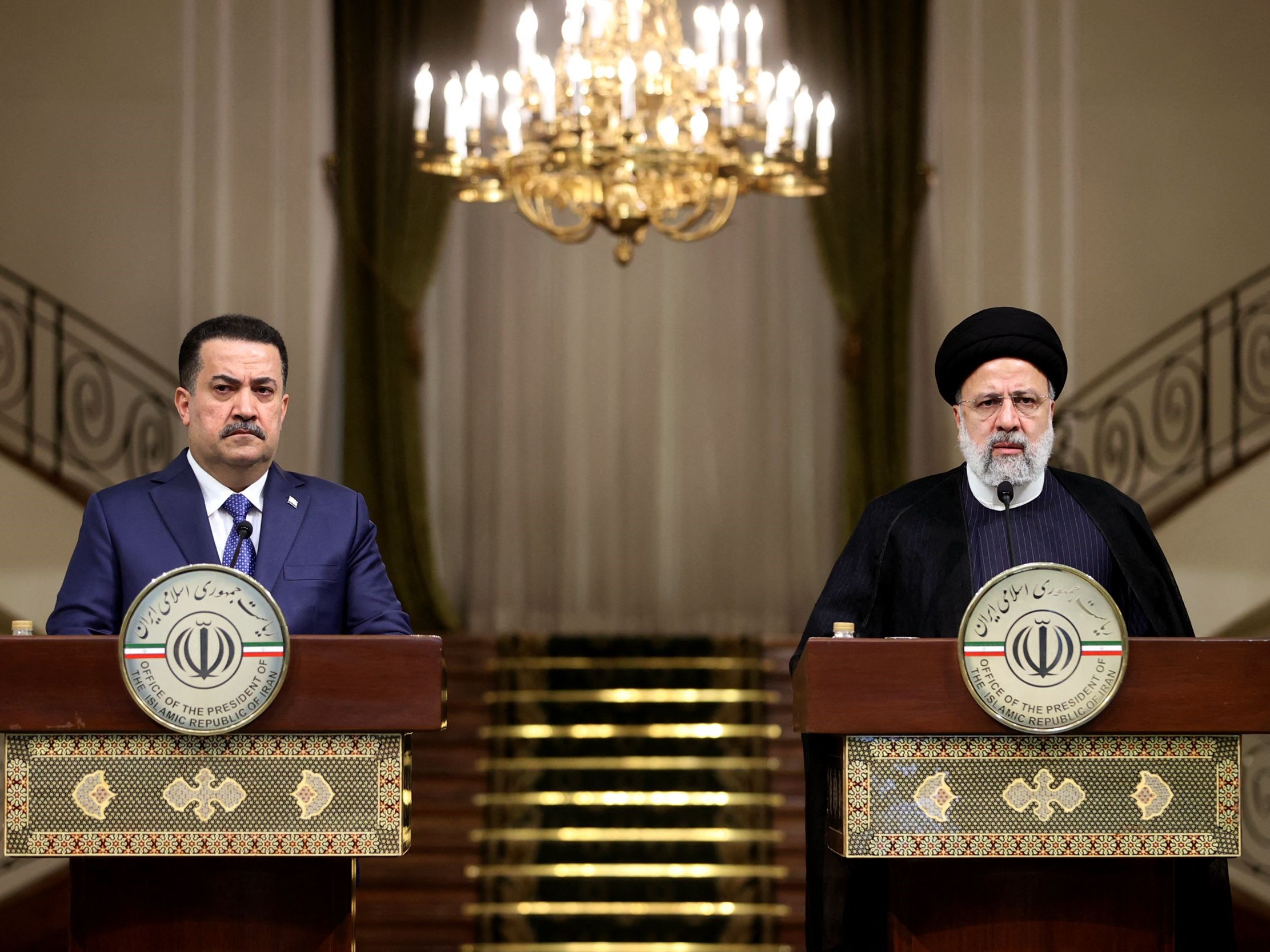 Presiden Republik Islam Ebrahim Raisi (kanan) dan Perdana Menteri Irak Mohamed Shia al-Sudani berbicara pada konferensi pers bersama.