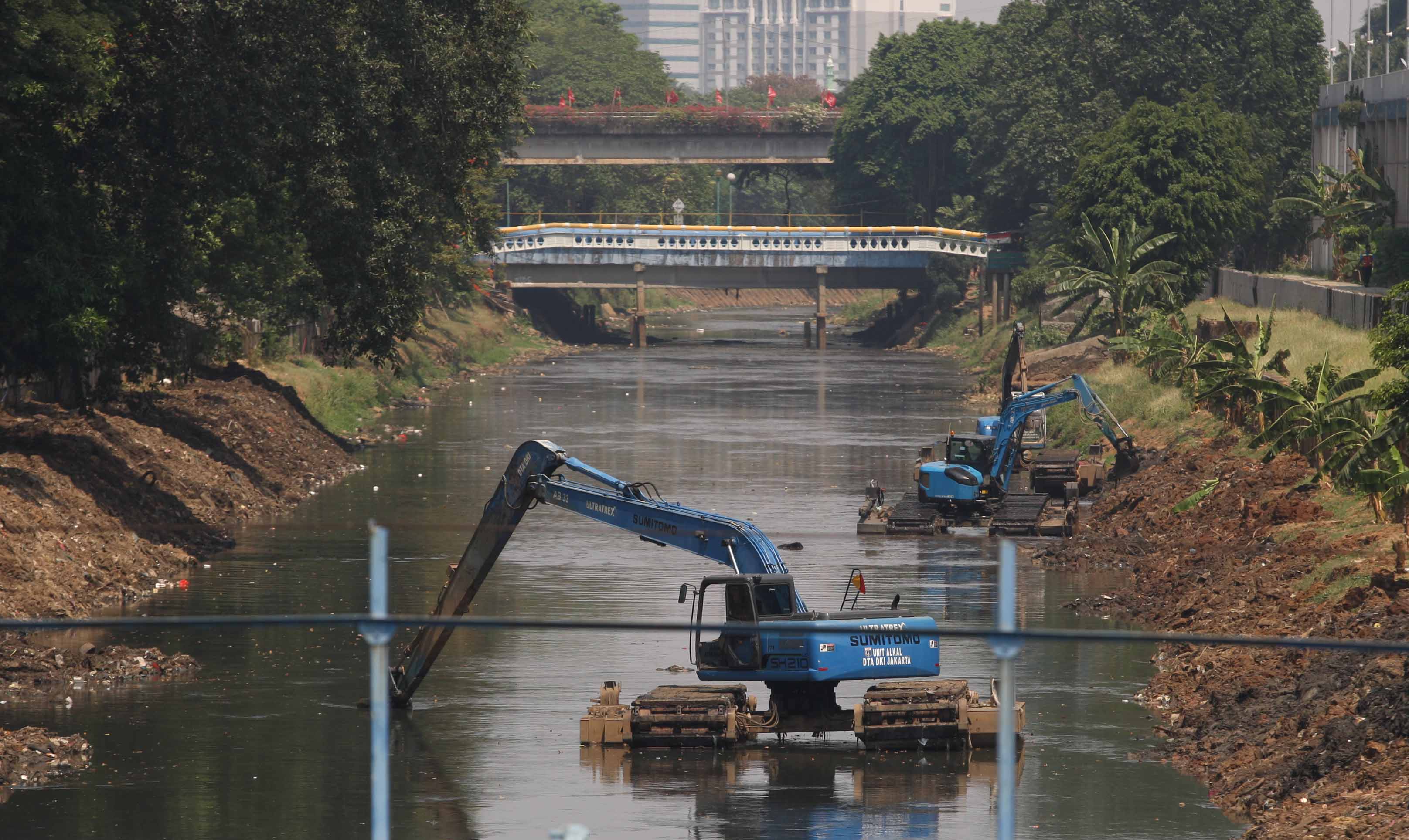 Tiga unit ekskavator mengeruk lumpur di Kali Ciliwung