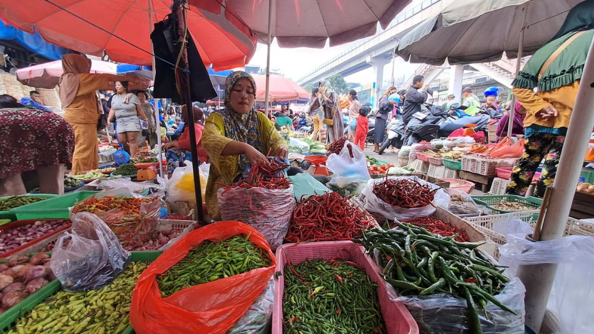 Pedagang cabai di Pasar KM 5 Palembang mengeluhkan harga cabai merah keriting dan cabai rawit mahal.