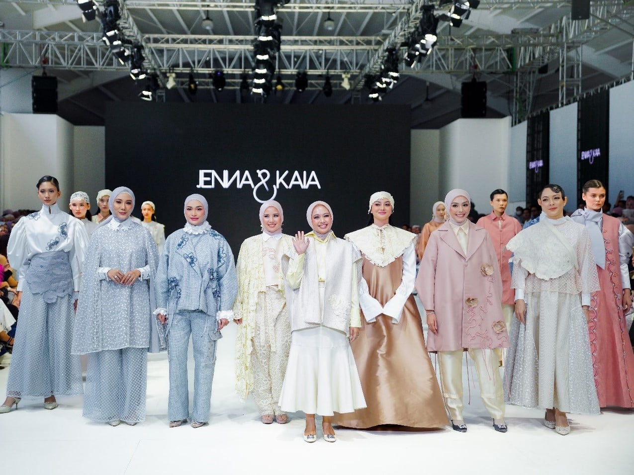 Salah satu modest fashion brand di Indonesia, Jenna&Kaia, turut memeriahkan JFW 2024 pada 3-29 Oktober 2023.