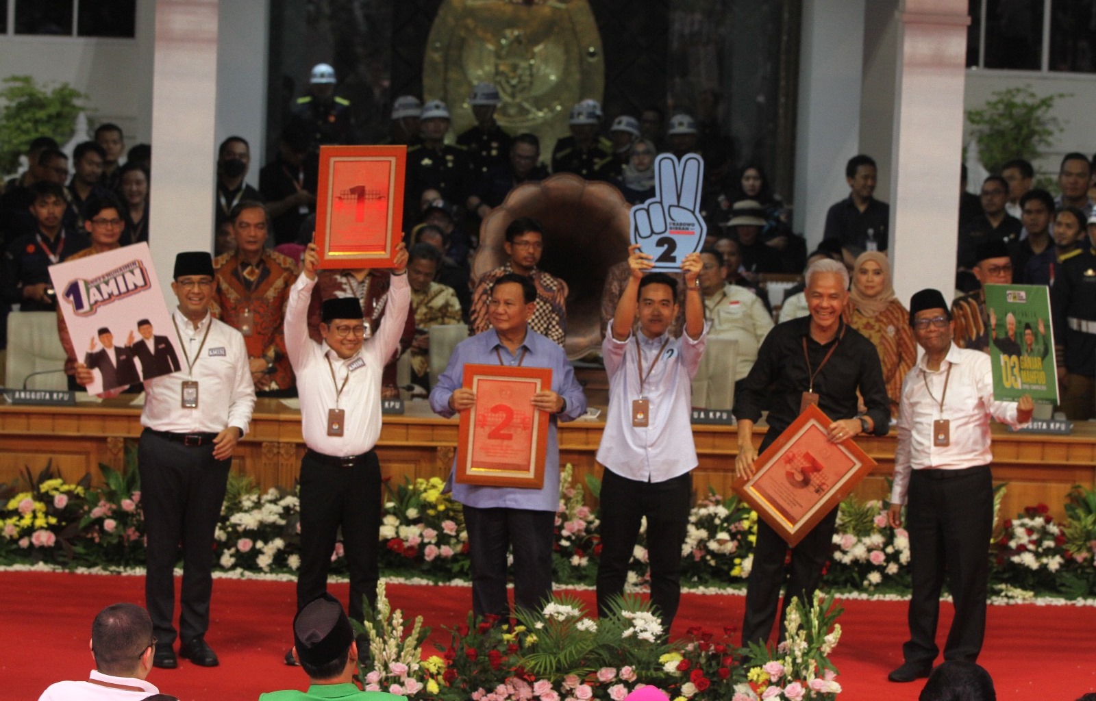 Pasangan capres dan cawapres, Prabowo Subianto-Gibran Rakabuming Raka, mendapat nomor urut 2 saat pengundian di kantor KPU RI, Jakarta.