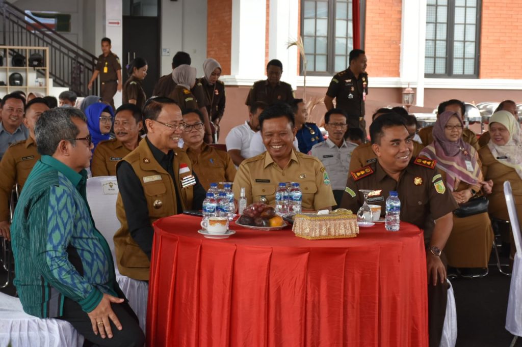 Bupati Majalengka Karna Sobahi (kedua dari kiri)