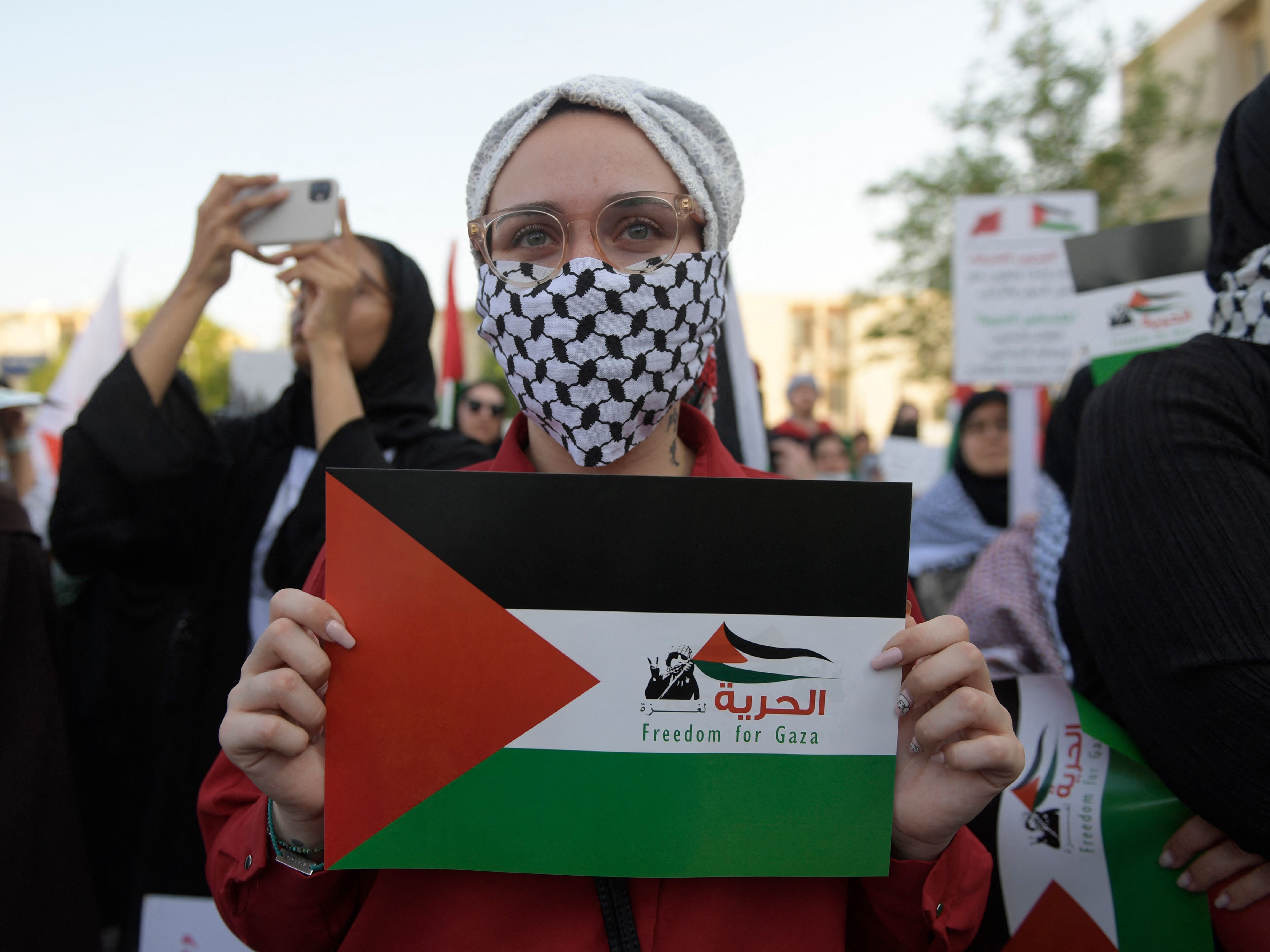 Warga Bahrain berkumpul di Manama pada 20 Oktober 2023 untuk mengungkapkan solidaritas mereka terhadap rakyat Palestina.