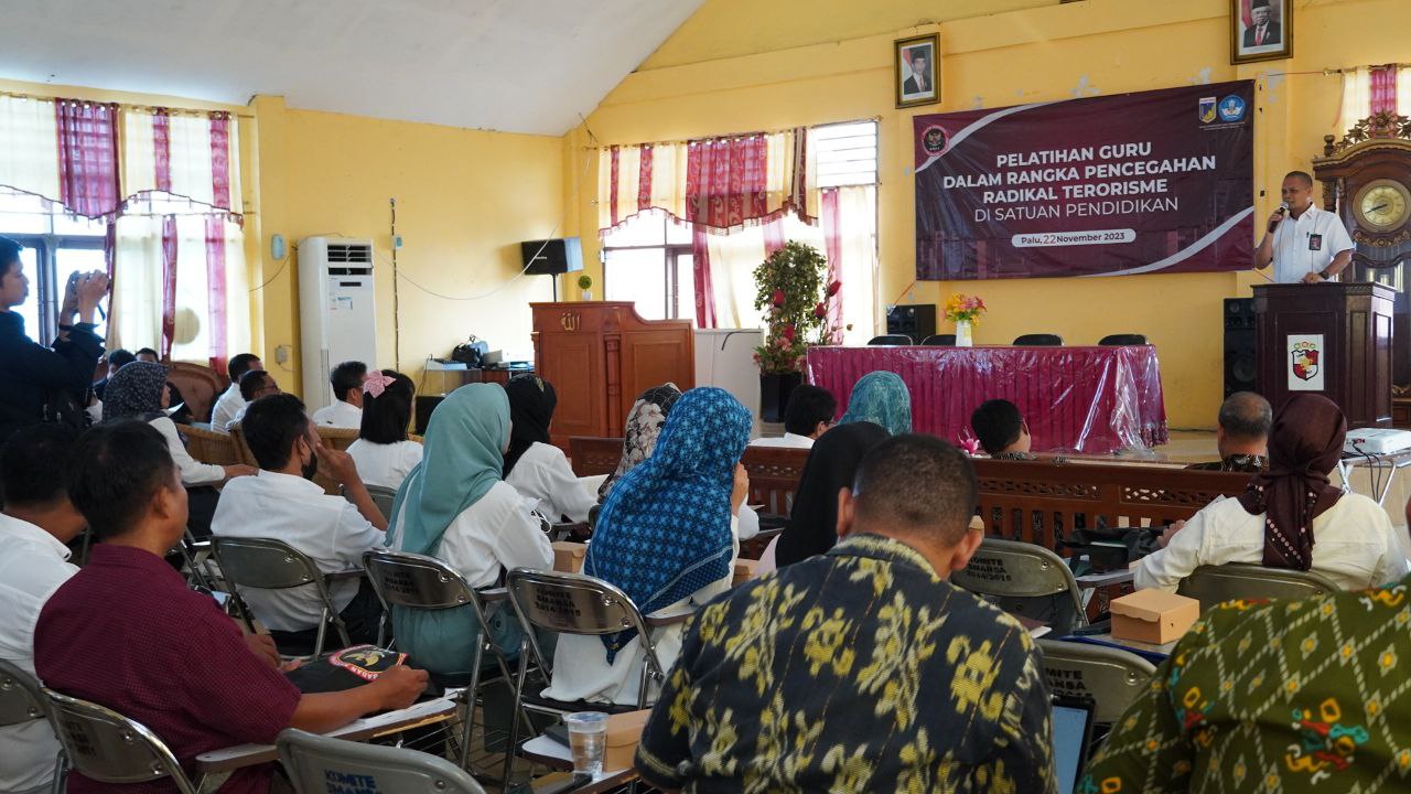 Kegiatan pendidikan guru dalam rangka pencegahan radikal terorisme di satuan pendidikan, di Aula SMA 1 Palu, Sulawesi Tengah, Kamis (23/11).