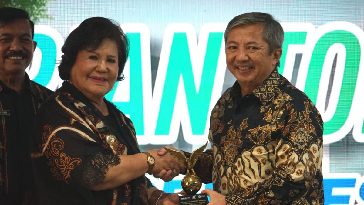 Bupati Karo Cory Sriwati Sebayang menerima apresiasi dari PT Surveyor Indonesia.