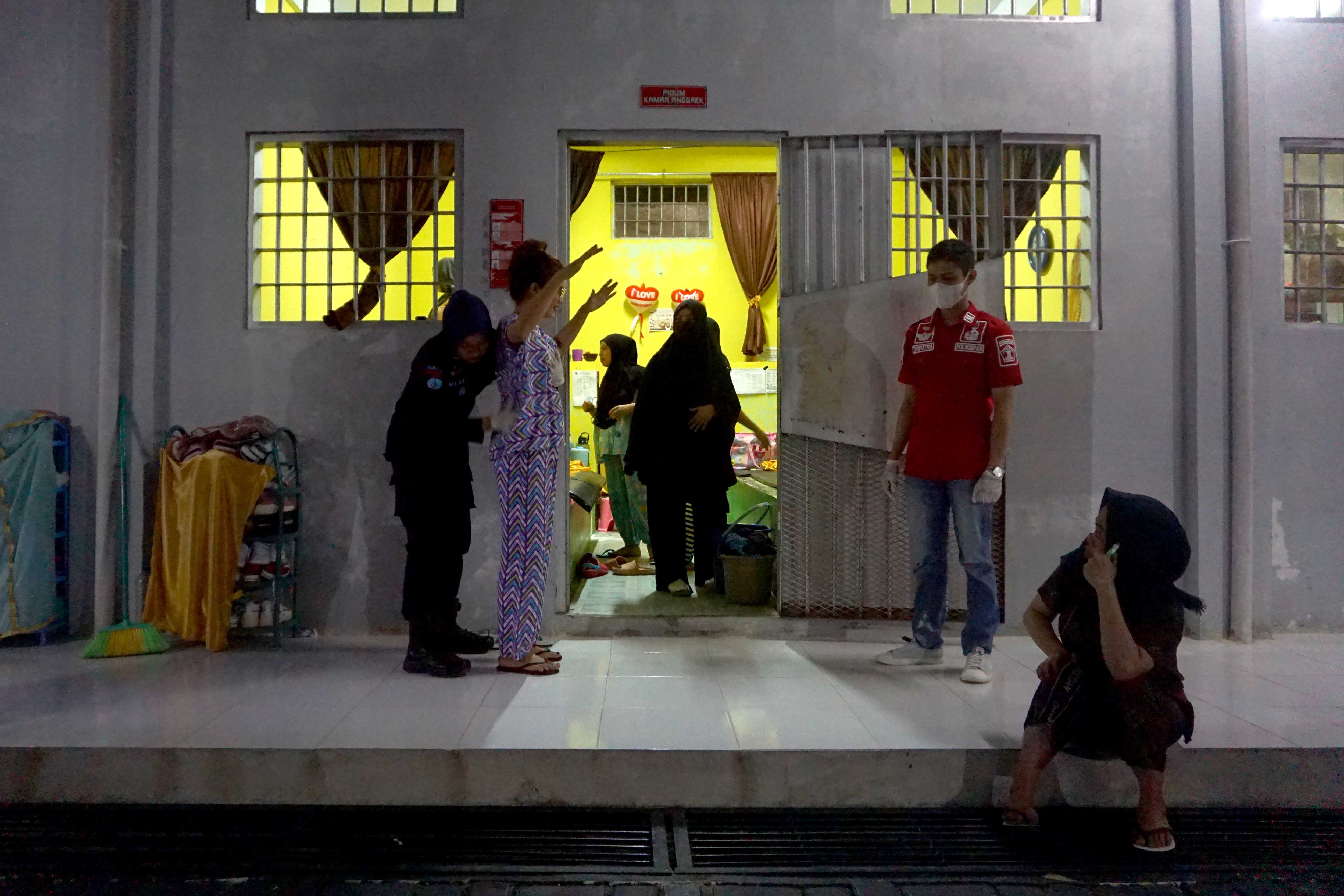 Petugas menggeledah warga binaan pemasyarakatan (WBP)