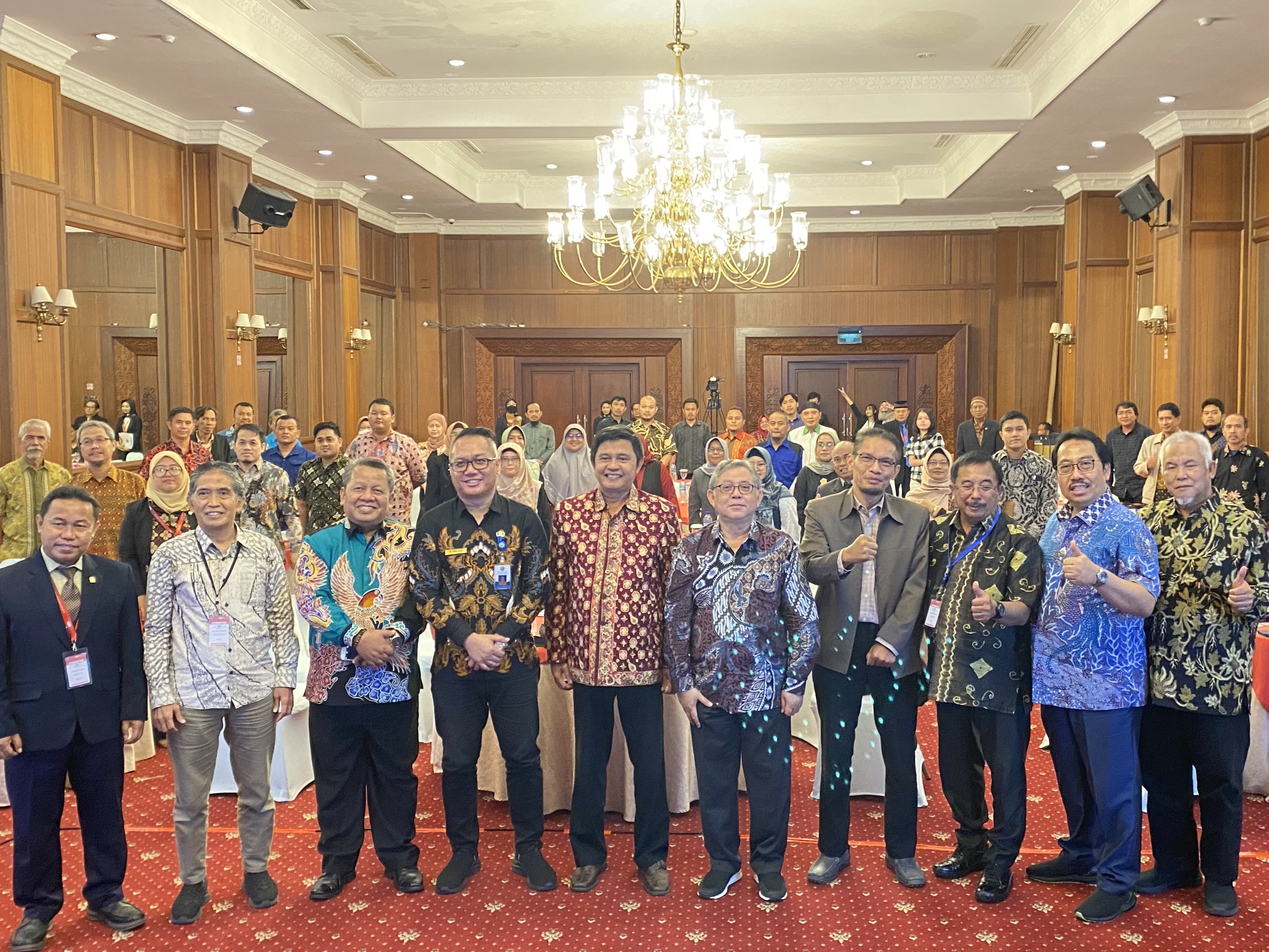 Narasumber dan tamu undangan berfoto bersama usai mengikuti Simposium Universitas Mulia Balikpapan dalam rangka menyambut IKN.