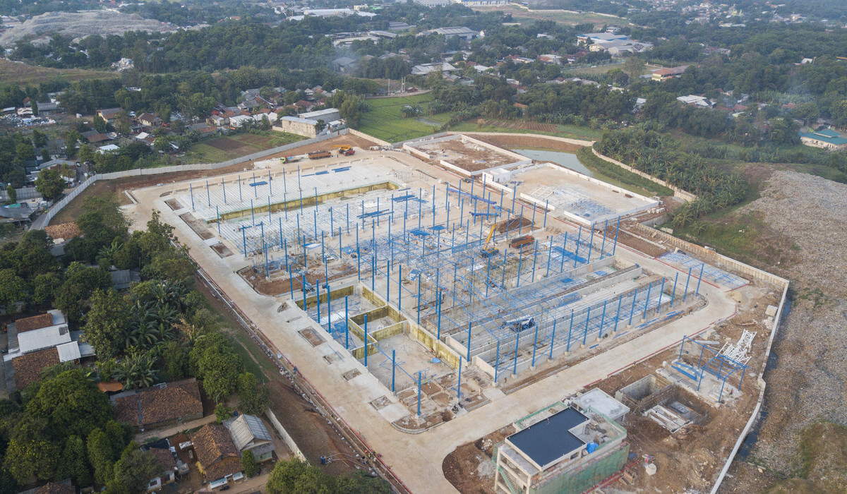 Foto udara pembangunan fasilitas pengelolaan sampah Lindfill Mining dan RDF Plant di Tempat Pembuangan Sampah Terpadu (TPST) Bantargebang.