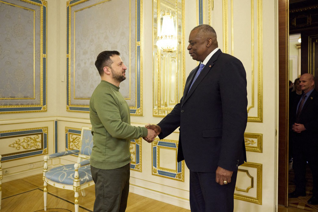 Presiden Ukraina Volodymyr Zelensky (kiri) menjabat tangan Menhan AS Lloyd Austin dalam pertemuan Senin (20/11).
