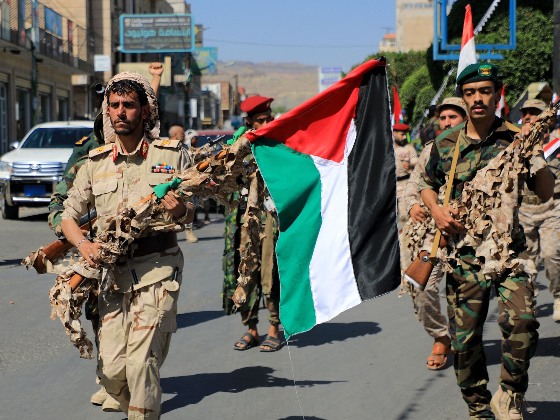Pasukan yang setia kepada pemberontak Huthi Yaman mengibarkan bendera Palestina saat mereka berbaris untuk menunjukkan solidaritas.
