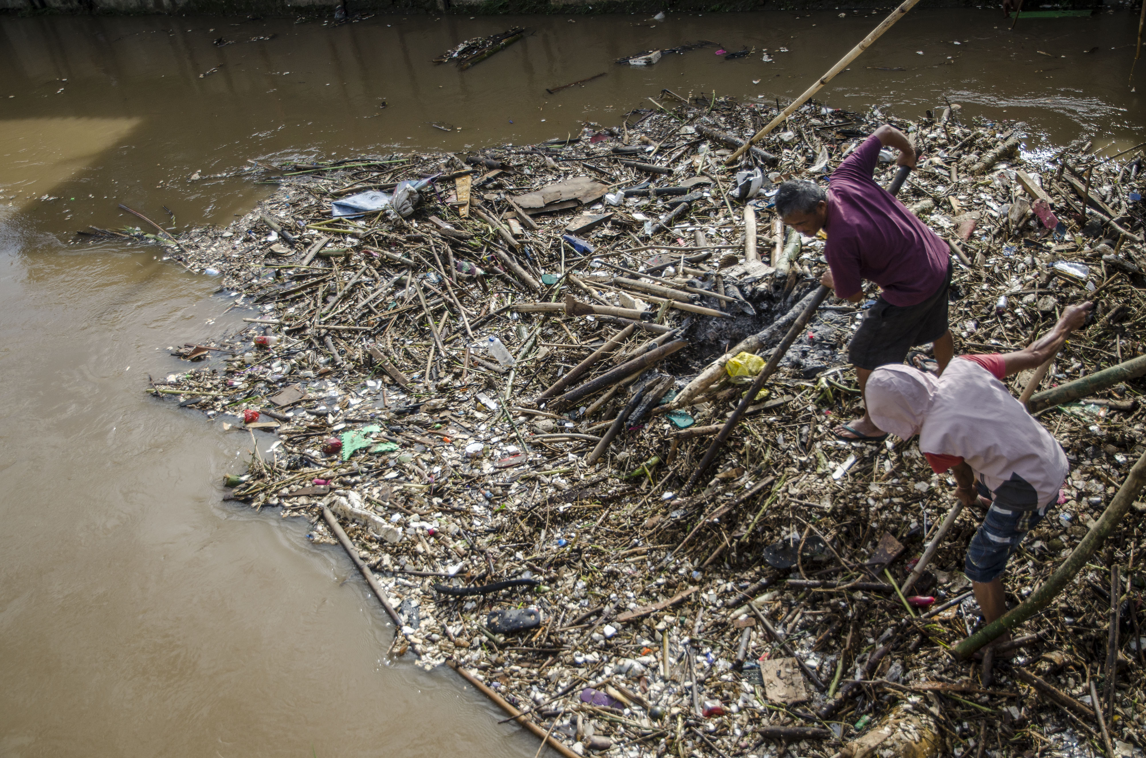 Warga membersihkan sampah di Sungai Cikapundung, salah satu anak Sungai Citarum