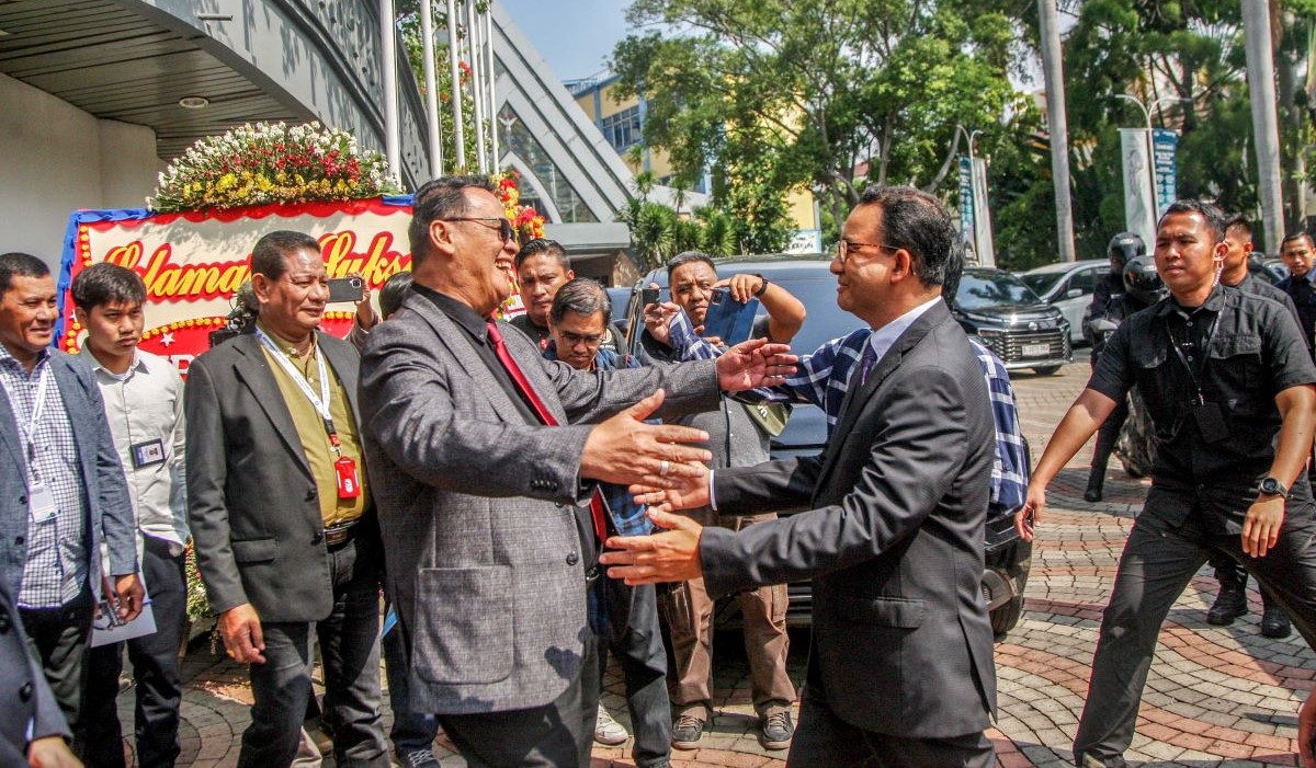 Capres nomor urut 1 Anies Baswedan disambut Ketua Umum Persekutuan Gereja-Gereja Pantekosta Indonesia (PGPI) Jason Balompapueng