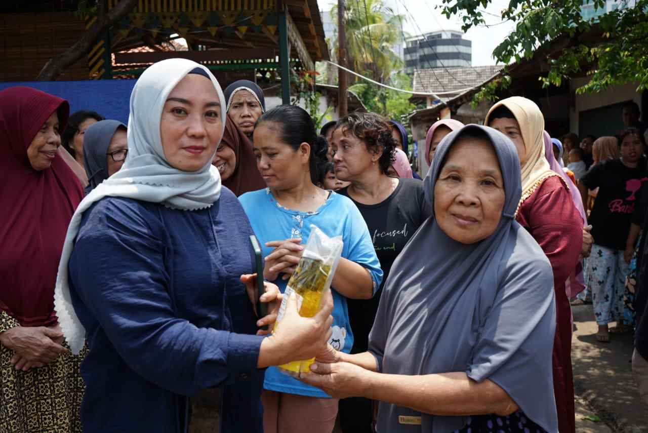 Caleg dari PPP Ir.H.Sintawati membagikan sembako murah kepada warga di wilayah Jakarta.