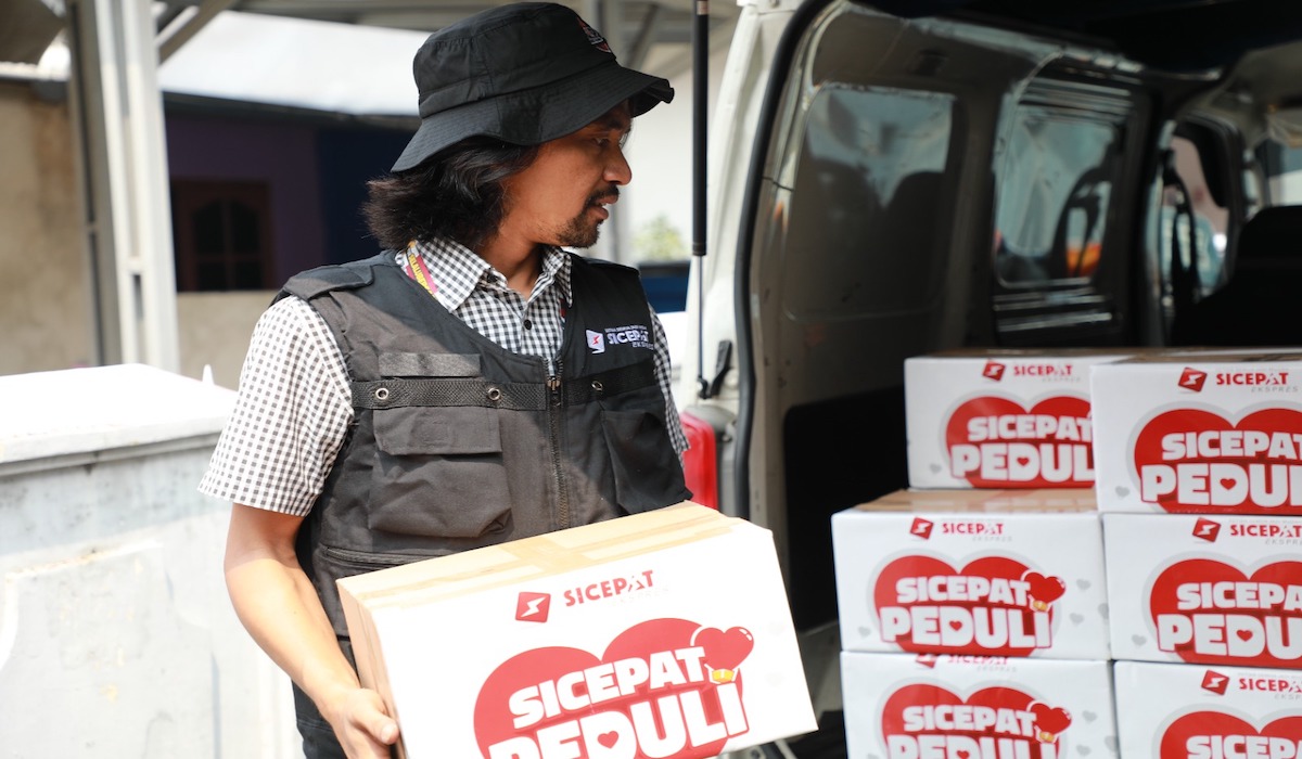SiCepat salurkan 50 paket sembako di peringatan hari Pahlawan, Jumat (10/11).