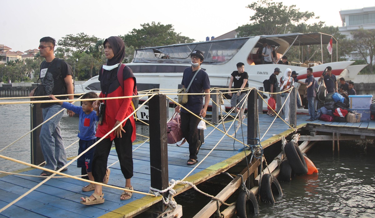 Wisatawan turun dari kapal penyeberangan Kepulauan Seribu di Dermaga Pelabuhan Marina Ancol, Jakarta.