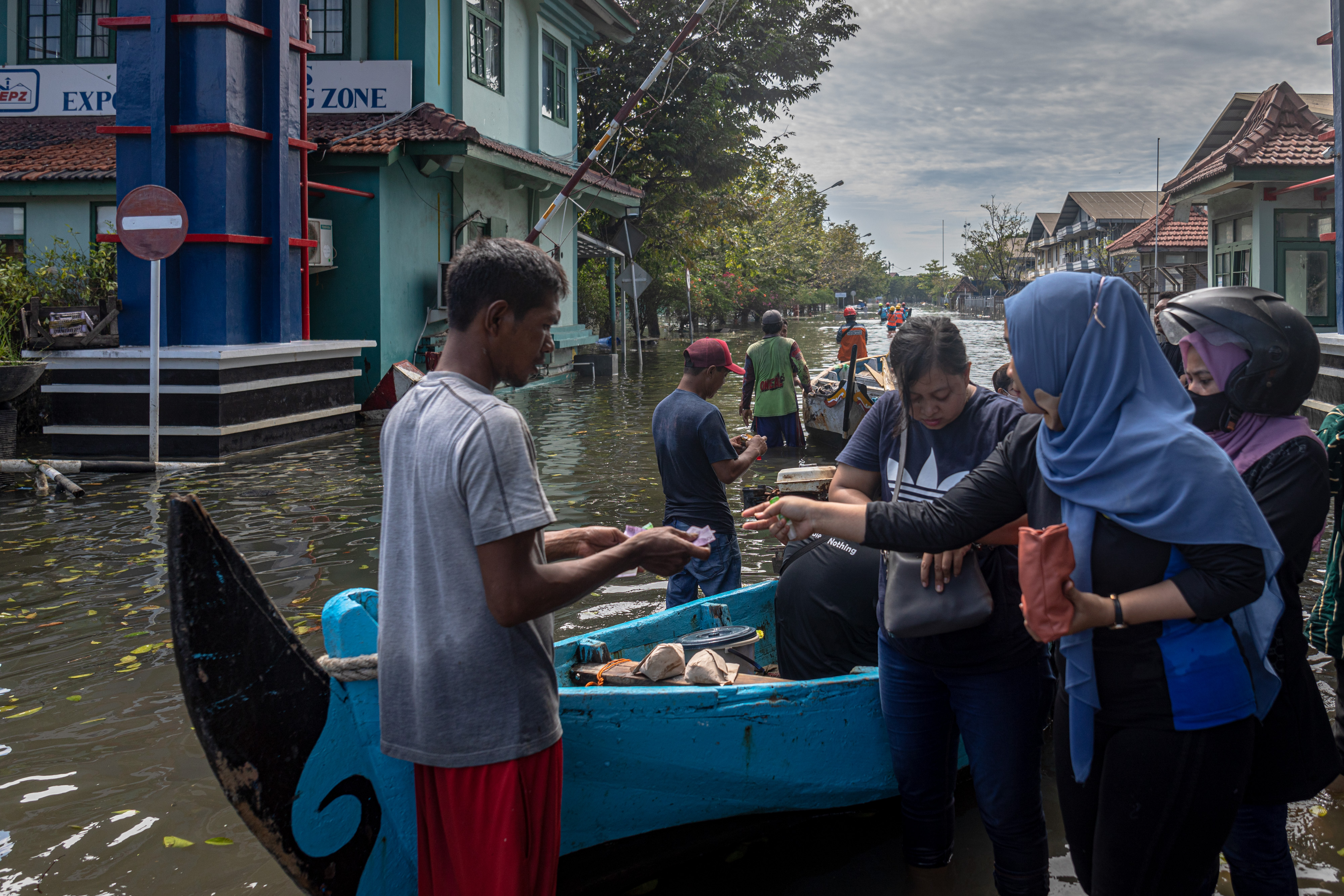 Ilustrasi. Banjir rob pada 2022 pernah menyulitkan warga Semarang, Jawa Tengah, sehingga mereka harus menggunakan perahu untuk beraktivitas.