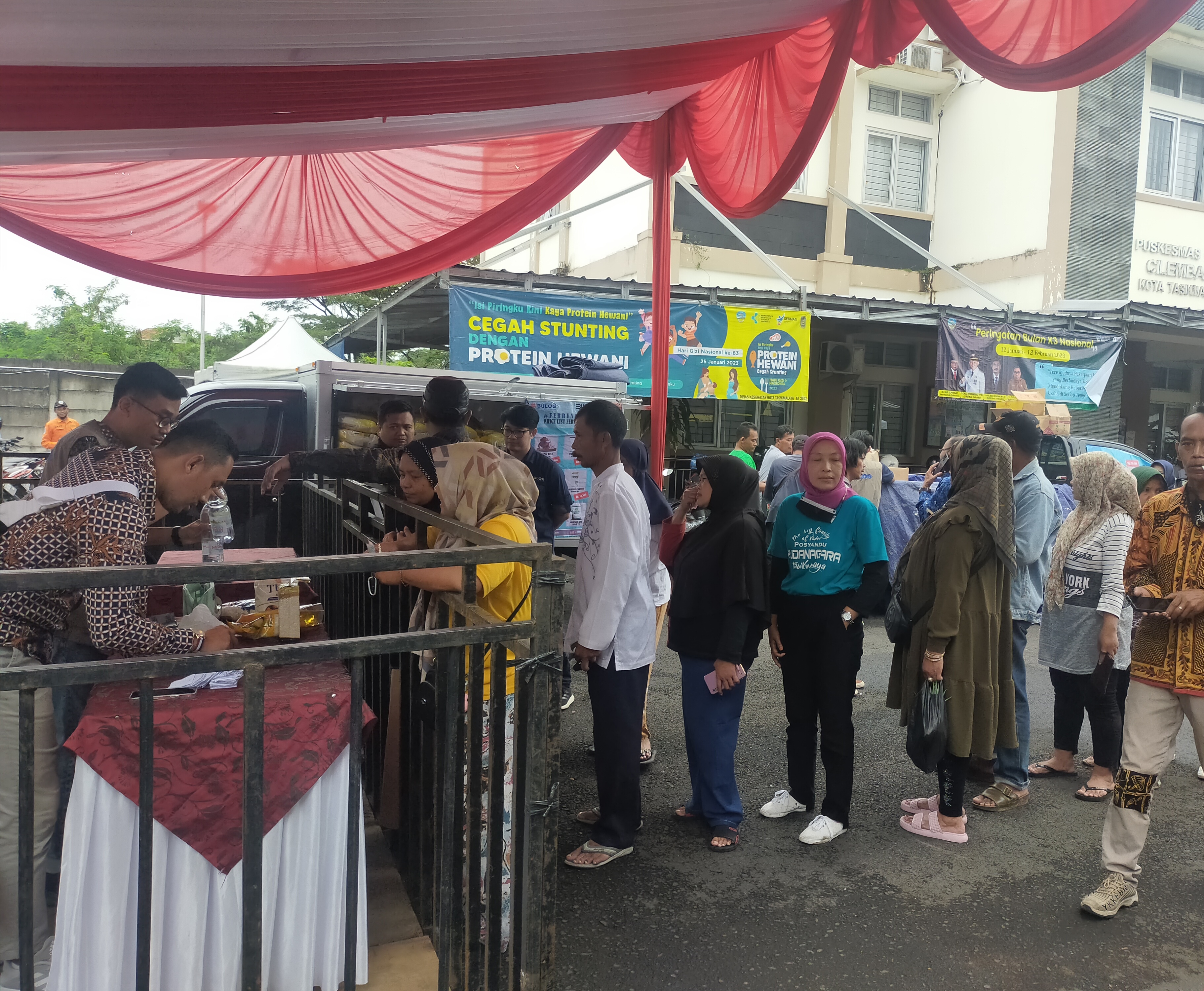 Sejumlah warga mengikuti Operasi Pasar Beras di Kota Tasikmalaya