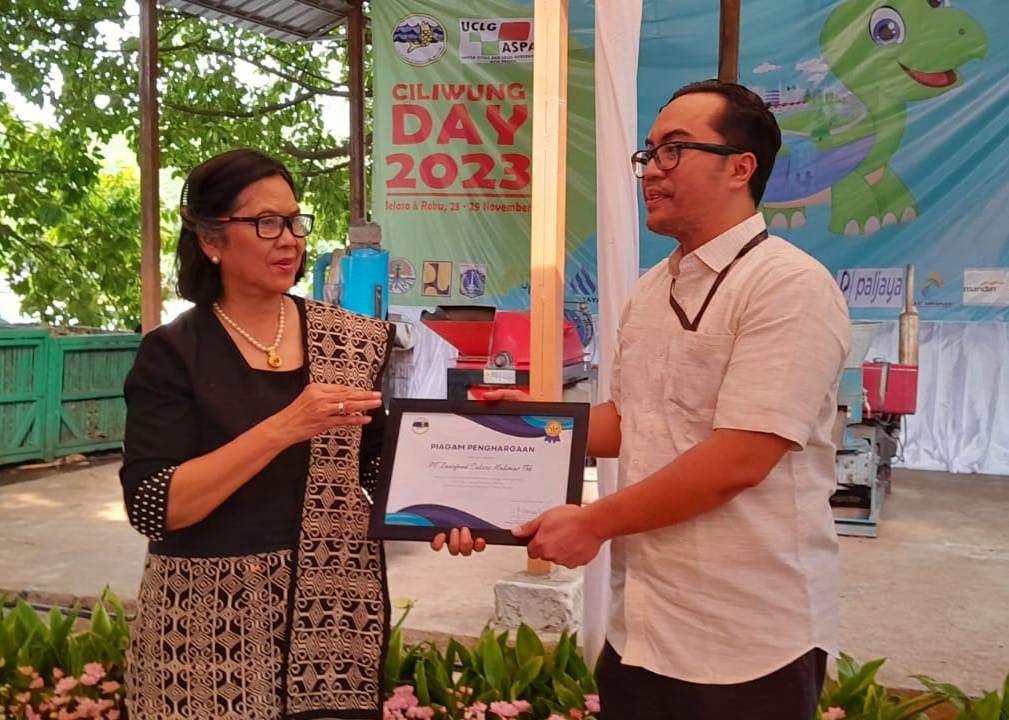 Ketua GCB  Ir Peni Susanti Dipl. Est, memberi penghargaan PT Indofood Sukses Makmur di Jakarta, Selasa (28/11/2023)