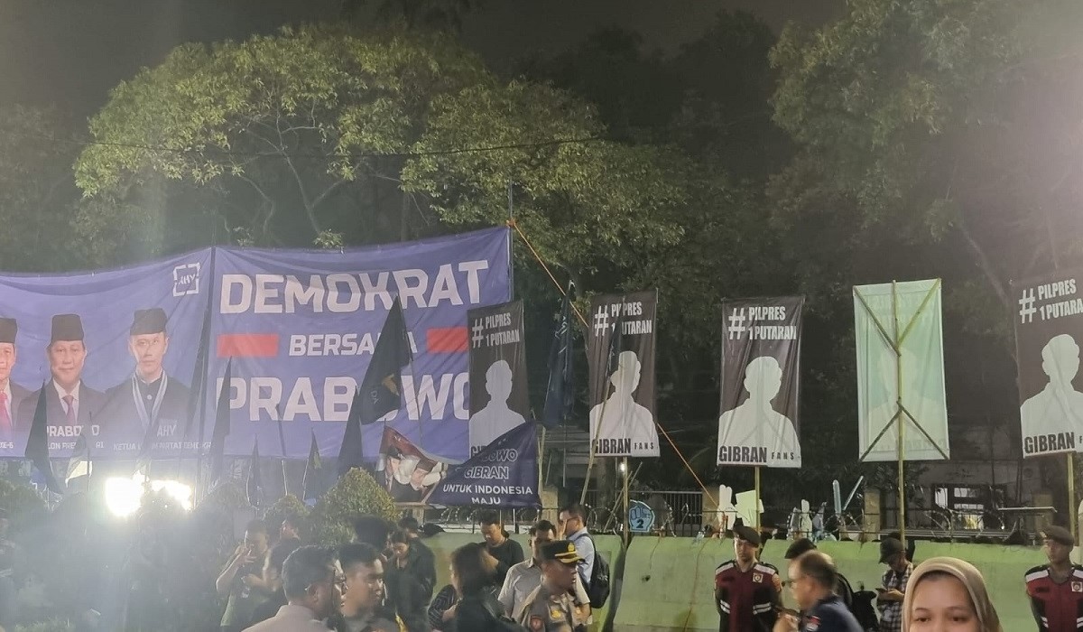 Spanduk cawapres Gibran Rakabuming Raka terpampang di depan Kantor KPU RI