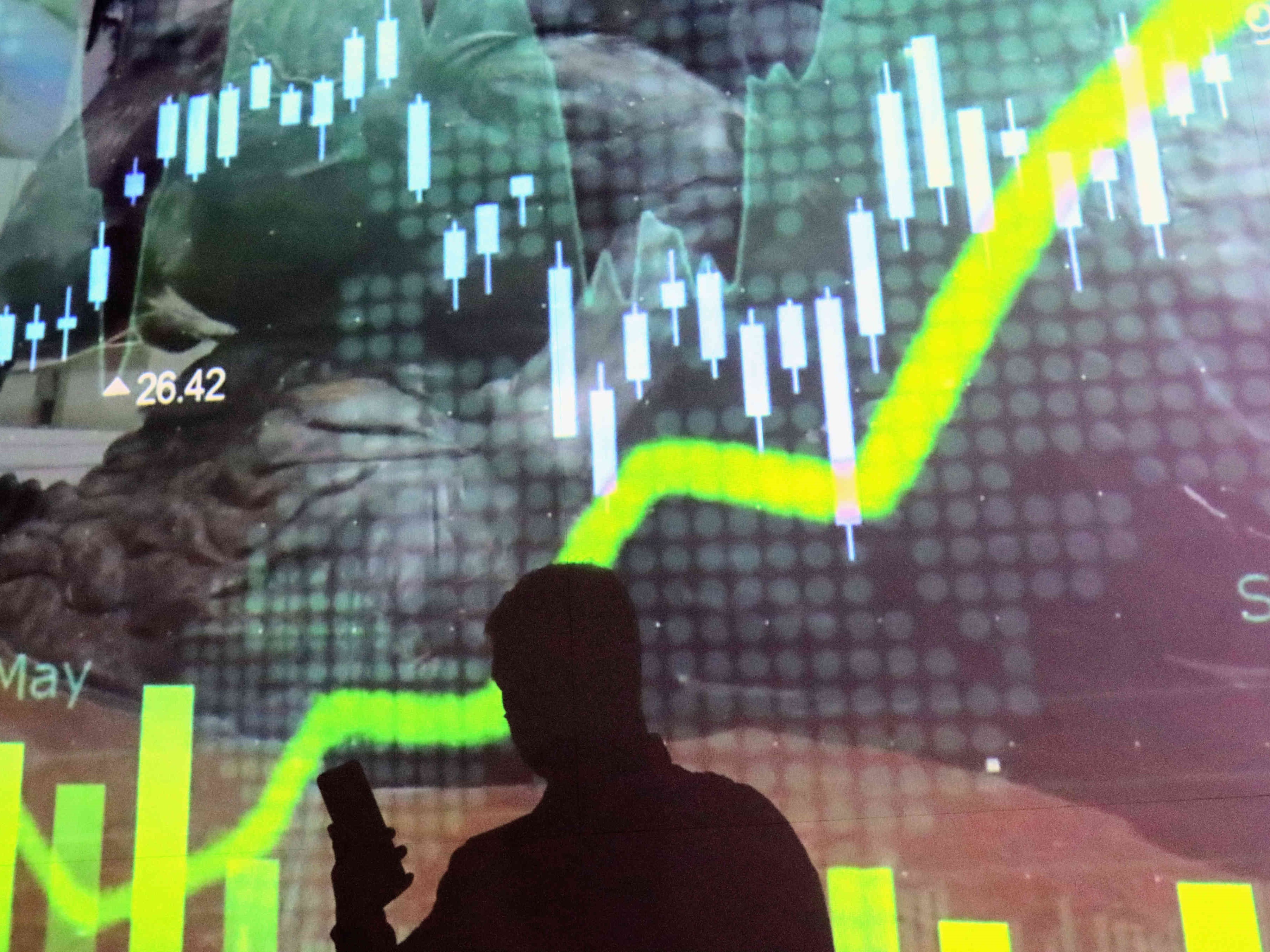 Layar informasi pergerakan Indeks Harga Saham Gabungan (IHSG) di Bursa Efek Indonesia, Jakarta, Kamis (12/10/2023).