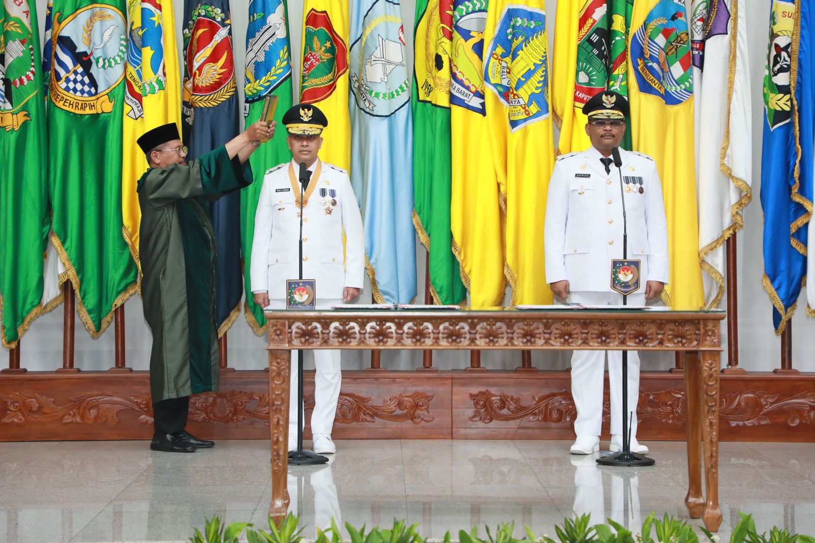 Pelantikan PJ Kepulauan Bangka Belitung (Babel) Safrizal ZA (kiri) dan PJ Gubernur Papua Pegunungan Velix Vernando Wanggai.