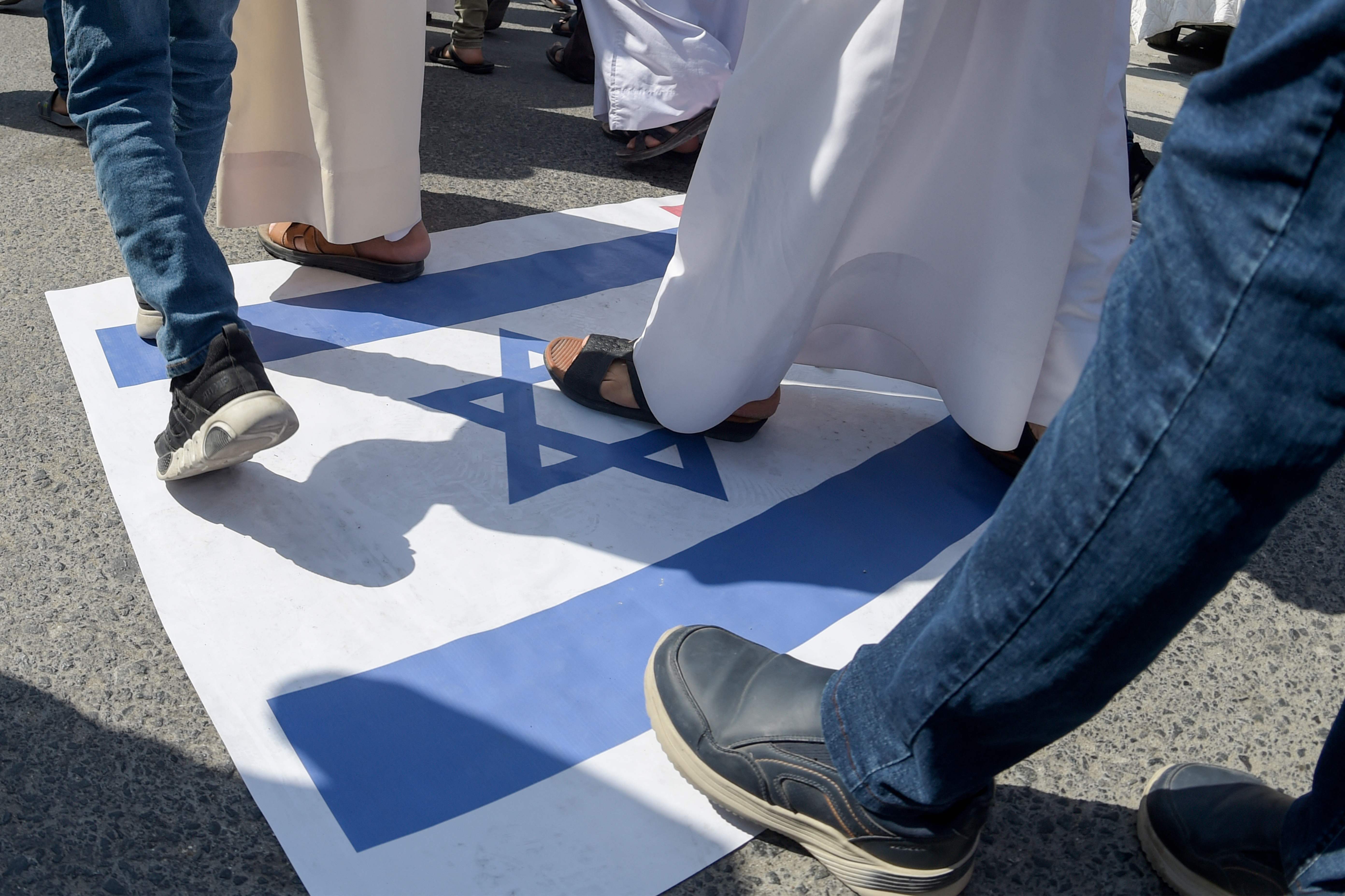Bendera Israel diinjak massa di Bahrain, saat aksi protes genosida di Palestina, beberapa waktu lalu.