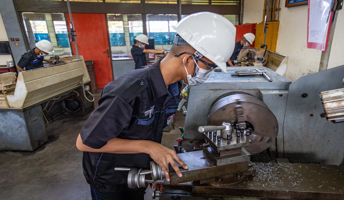 Siswa jurusan teknik mesin mempraktikkan produksi suku cadang roda gigi mesin di SMKN Jawa Tengah Kampus Semarang.