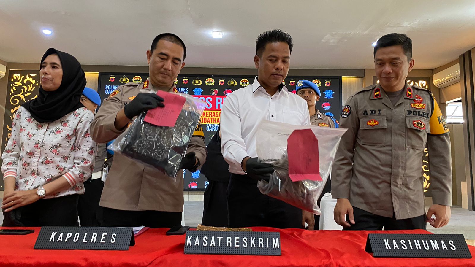 Kapolres Garut  Ajun Komisaris Besar Rohman Yongky Dilatha (kedua dari kiri)