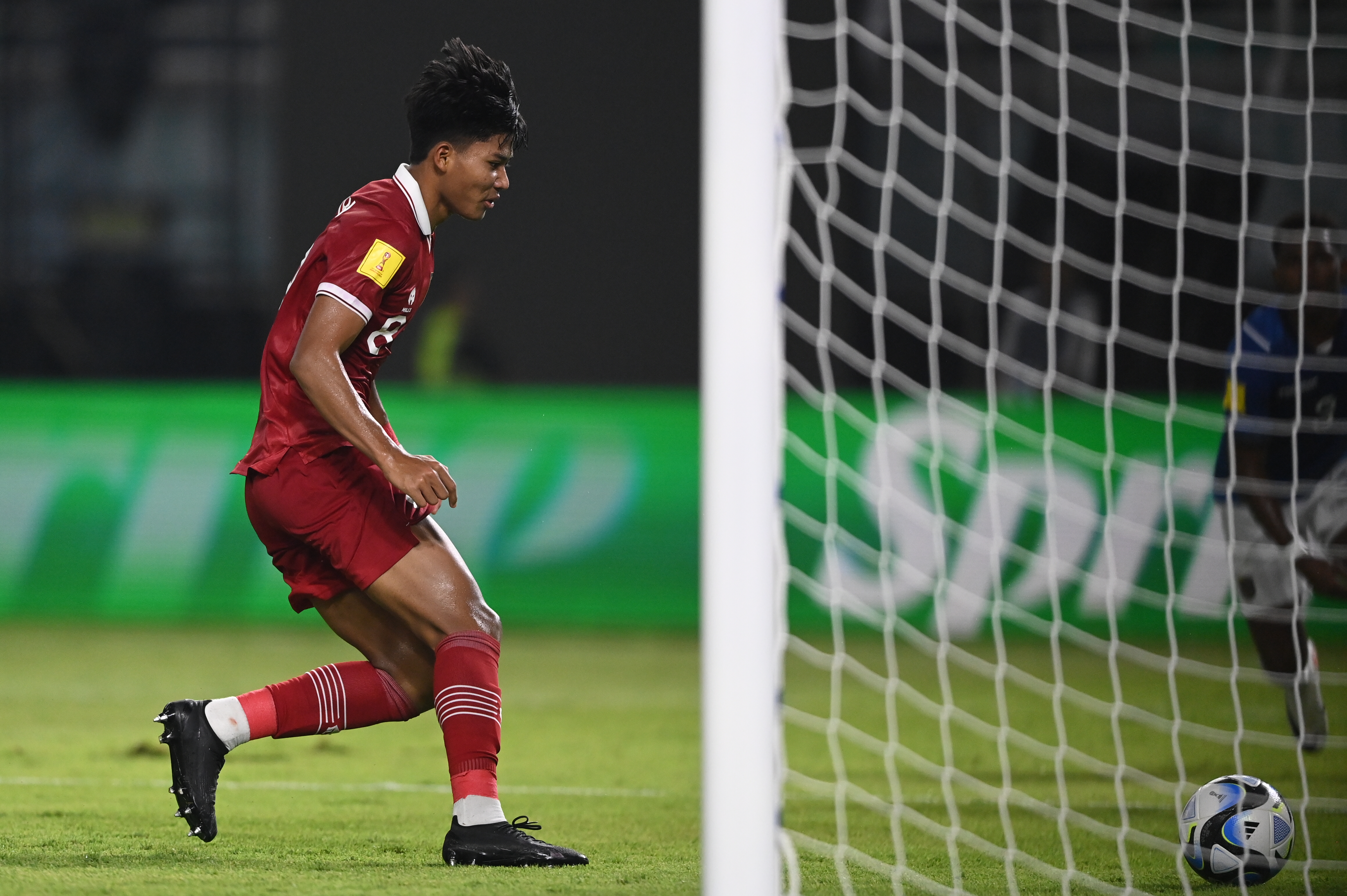 Pesepak bola timnas Indonesia Arkhan Purwanto menendang bola yang berujung gol ke gawang timnas Ekuador