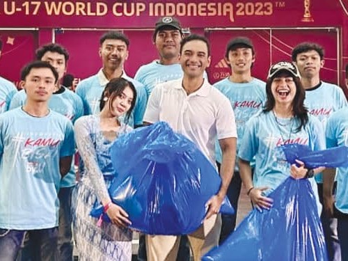 Gadis Kresek dan Komunitas by.U membersihkan stadion Gelora Bung Tomo.