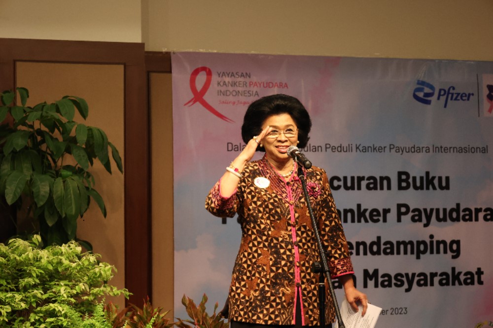 Ketua Umum YKPI Linda Agum Gumelar saat peluncuran buku “Pahami Kanker Payudara Untuk Pendamping Kesehatan Masyarakat