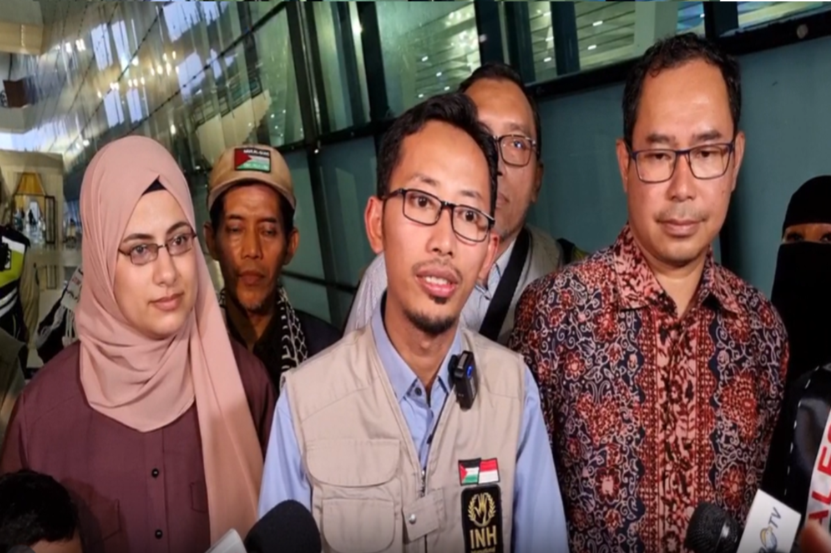 Muhammad Hussein (tengah) adalah seorang relawan Indonesia yang telah 12 tahun menetap di Gaza.