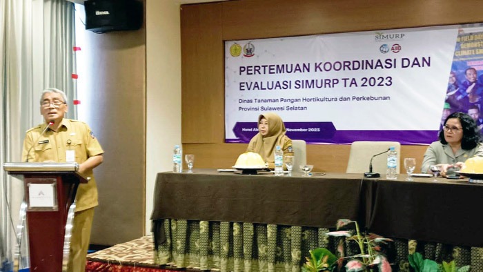 Kadis Kepala Dinas Tanaman Pangan, Hortikultura dan Perkebunan (TPHP) Pemprov Sulsel, Imran Jausi (kiri)