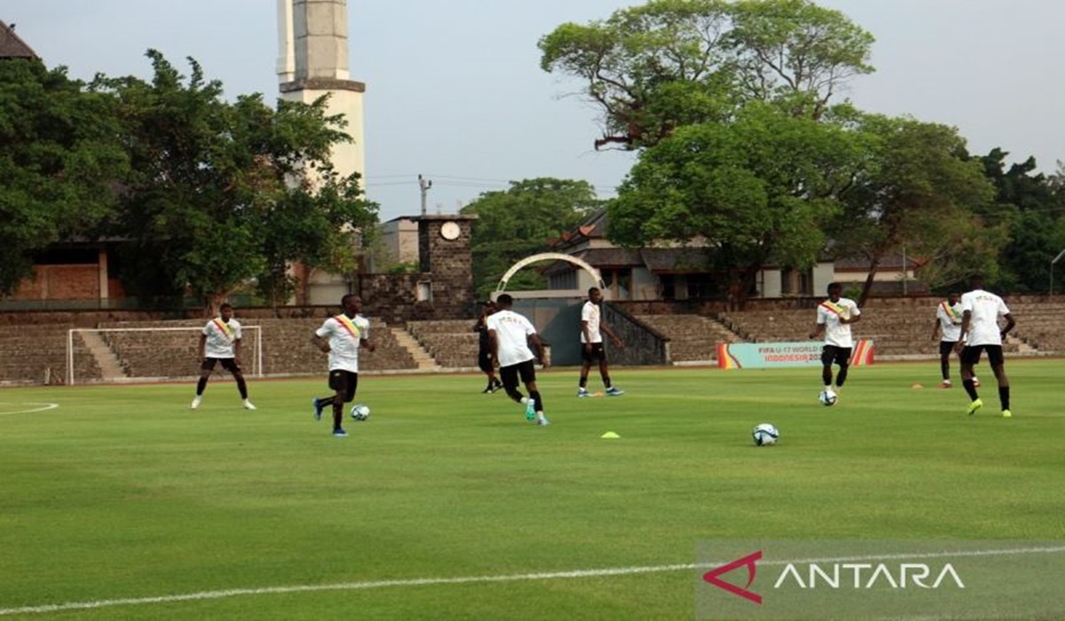 Pemain Timnas Mali U-17 menjalani latihan di Stadion Sriwedari Solo, Jawa Tengah, Selasa (7/11). 