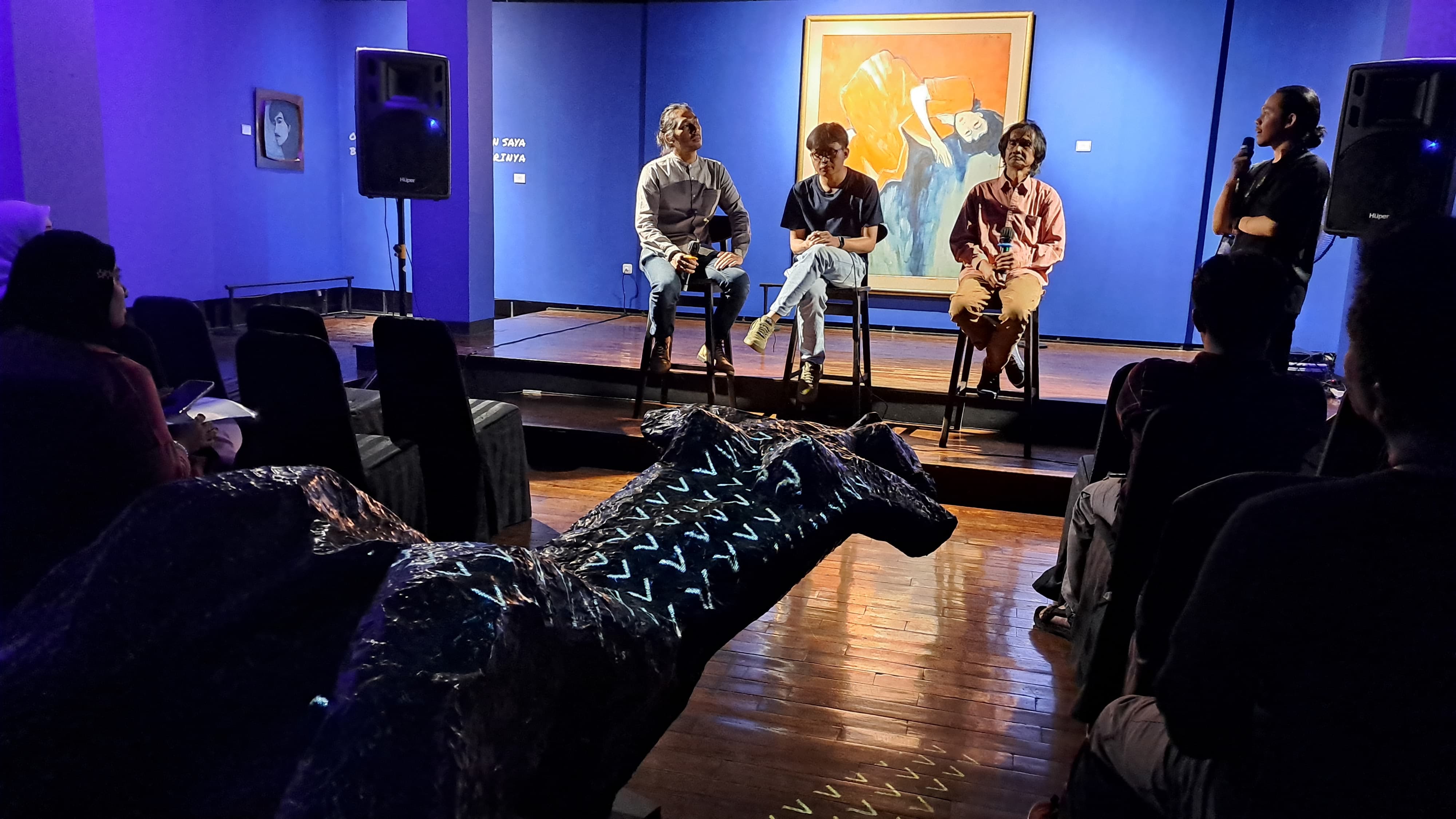 Sejumlah pembicara mengomentari karya-karya maestro Jeihan Sukmantoro di Grey Art Gallery, Jalan Braga, Kota Bandung 