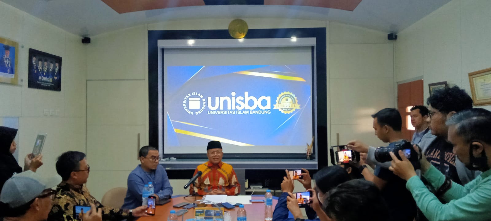 Rektor Unisba Prof Edi Setiadi menjelaskan kasus penipuan yang melibatkan mahasiswi di kampusnya