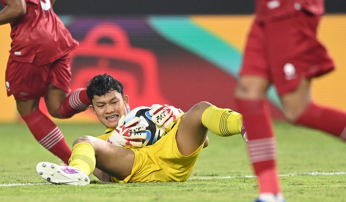 Penjaga gawang Timnas Indonesia Ikram Al Giffari menyelamatkan bola saat menghadapi Timnas Ekuador