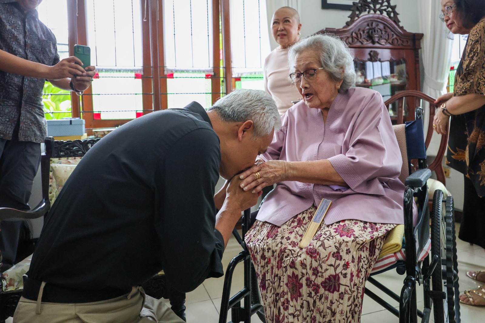 Ganjar bertemu Meriyati Roeslani atau Meri Hoegeng