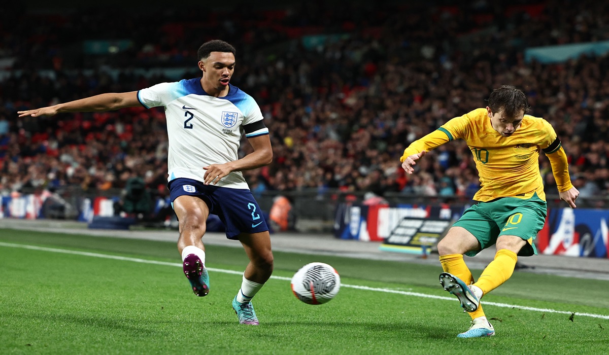Bek timnas Inggris Trent Alexander-Arnold (kiri)