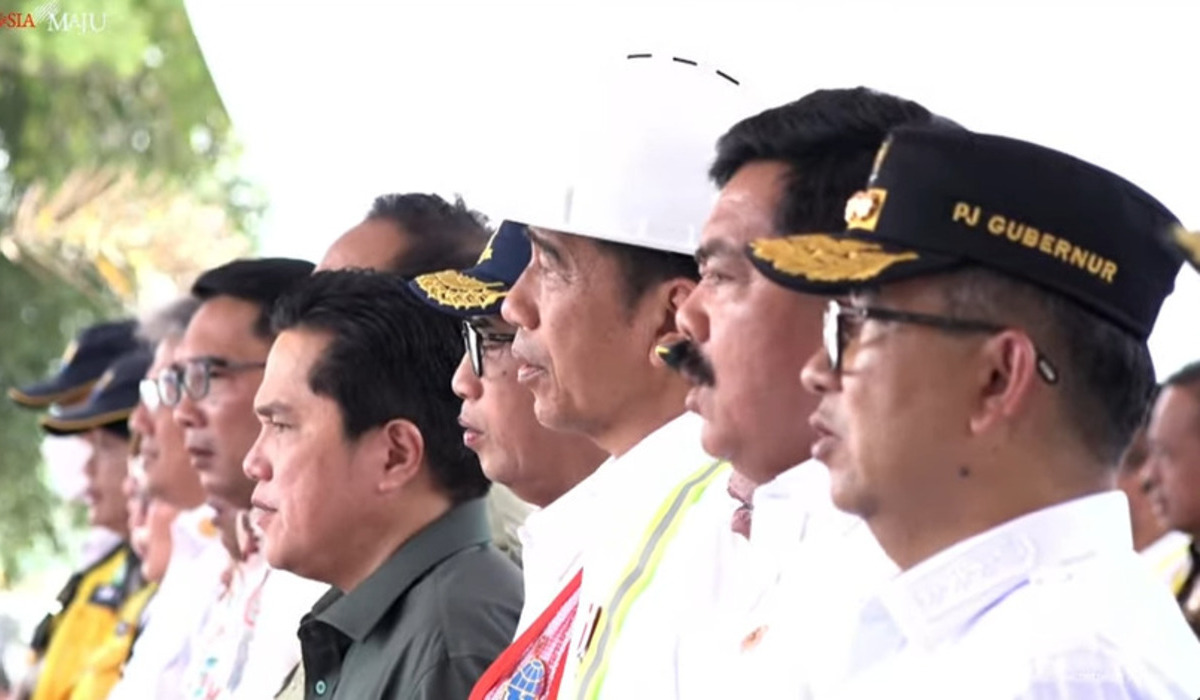Presiden Jokowi bersama beberapa menteri dan mantan gubernur Jabar, Ridwan Kamil di Ibu Kota Nusantara (IKN), Rabu, 1 November 2023.