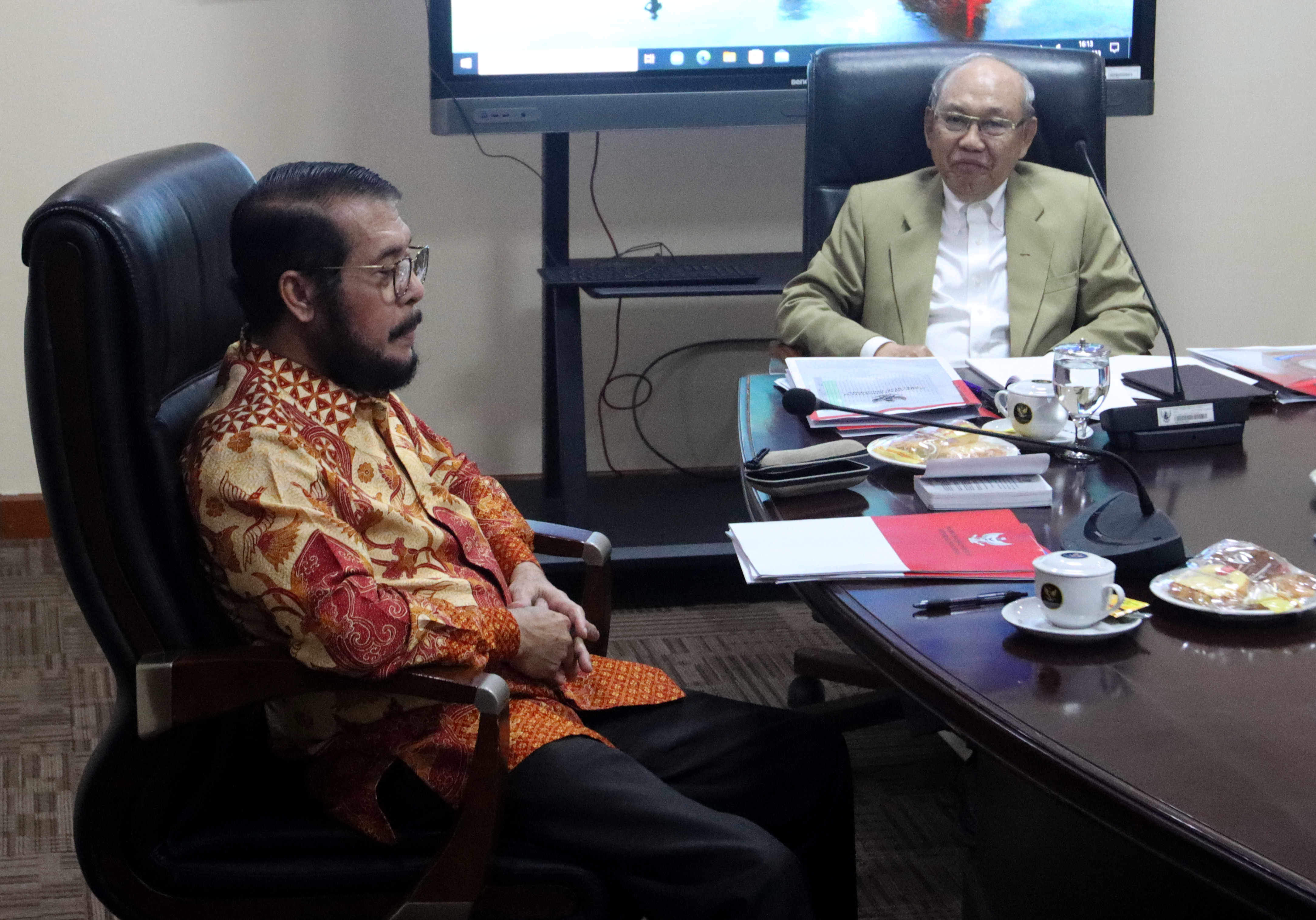 Ketua Mahkamah Konstitusi (MK) Anwar Usman (batik) menjalani sidang pemeriksaan Majelis Kehormatan Mahkamah Konstitusi (MKMK)