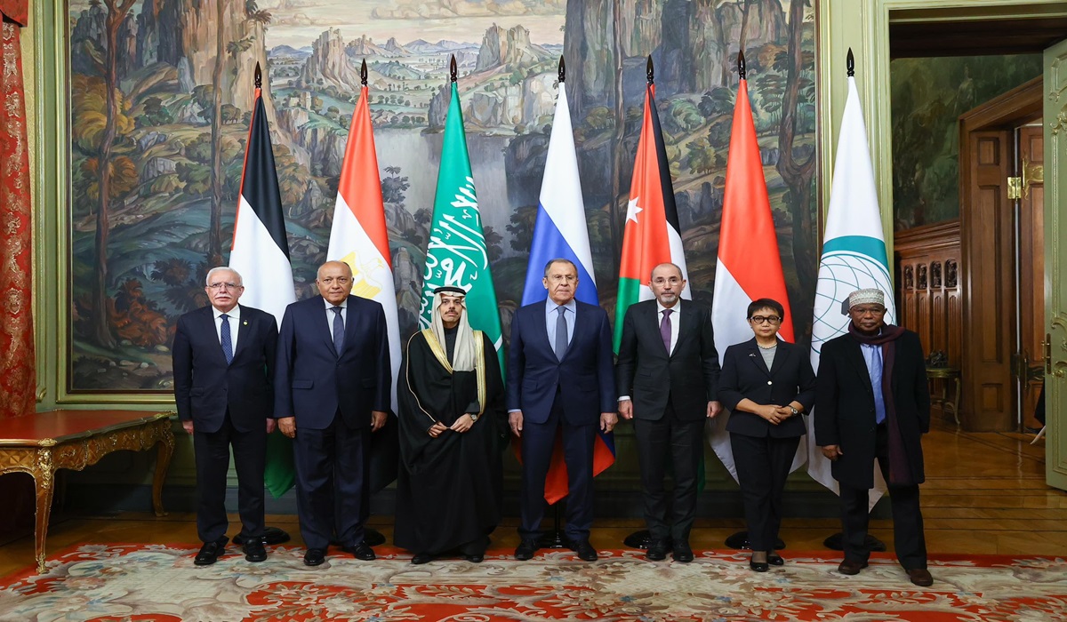 Menteri Luar Negeri Indonesia Retno Marsudi (kedua dari kiri) berfoto dengan para menlu negara OKI usai bertemu Menlu Rusia di Moskow.