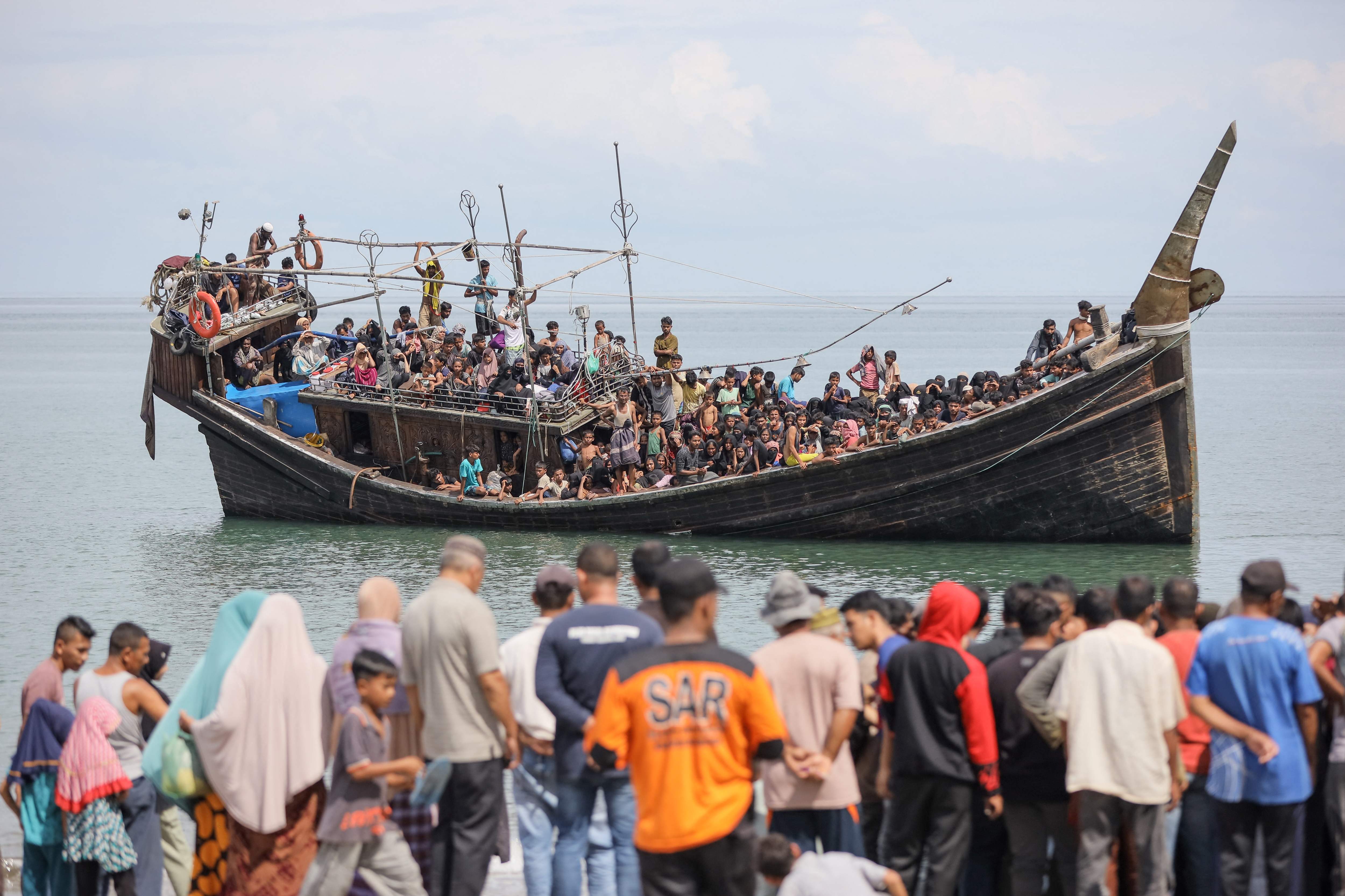 Para pengungsi Rohingya berada di atas kapal di perairan Aceh, Kamis (16/11).