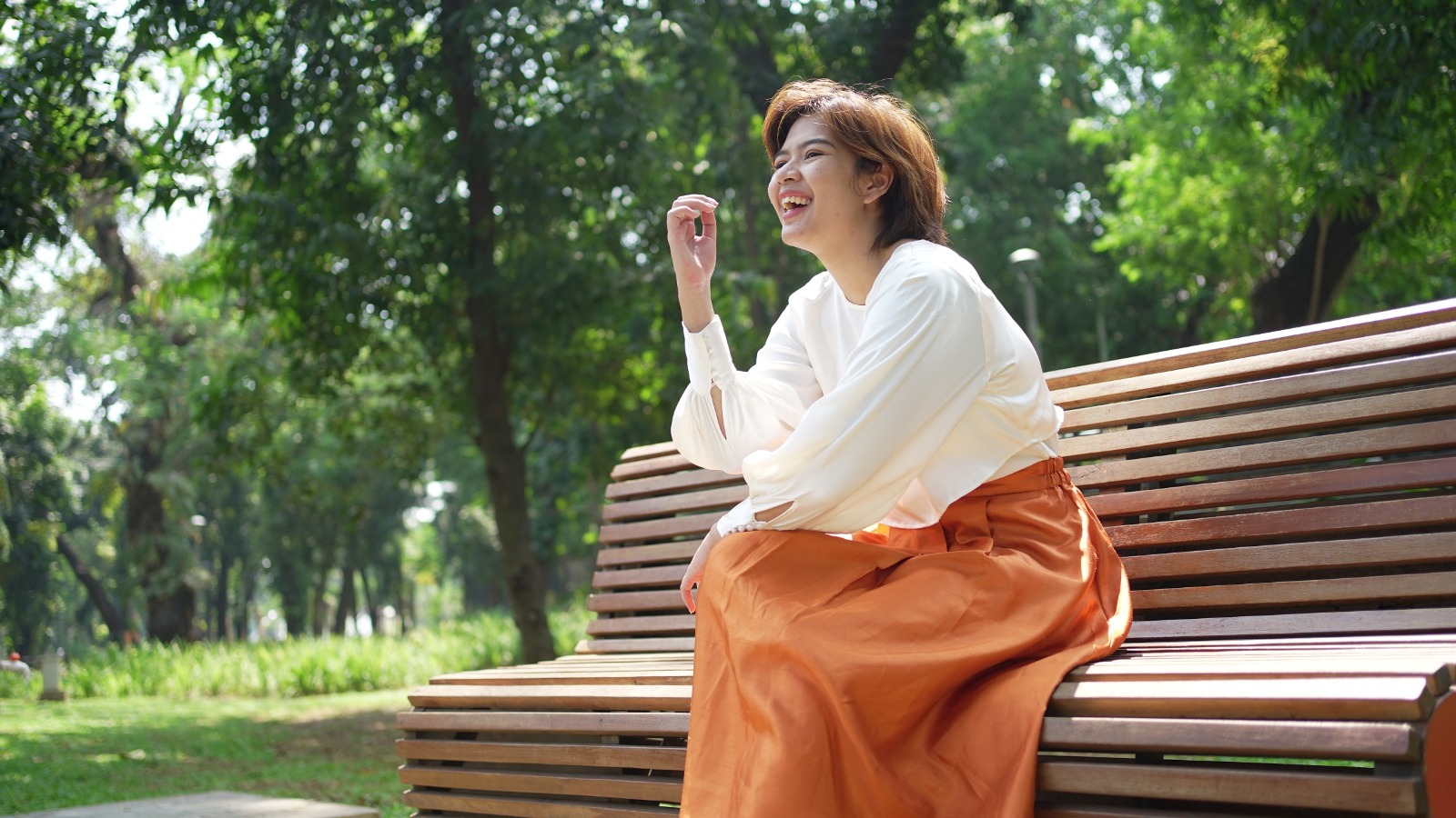 Memiliki self-love dengan menerima dan menghargai diri sendiri sehingga Anda memperlakukan diri sendiri sebaik mungkin.