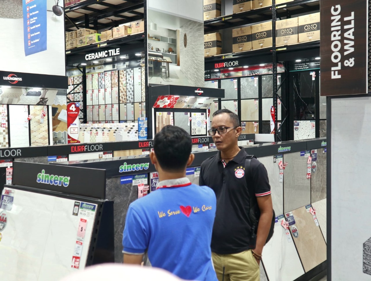  GM Marketing & Communications Mitra10 Erick Koswara (Kanan) mendengarkan penjelasan karyawan tentang produk granit