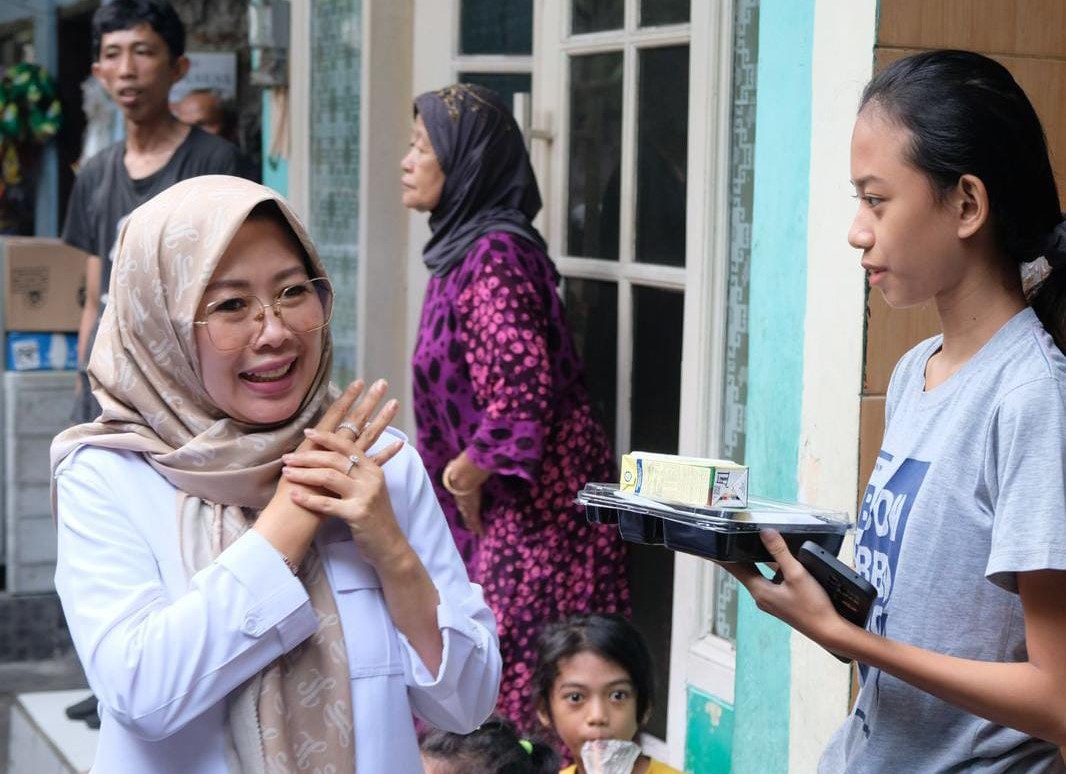 Jamilah Abdul Gani, politikus Partai Gerindra menyambangi permukiman warga di Kemanggisan, Jakarta Barat, Rabu (29/11)