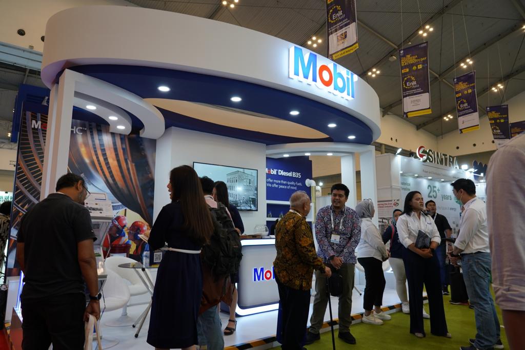 Booth PT ExxonMobil Lubricants Indonesia (EMLI) dalam Enlit Asia 2023 Exhibition & Conference di ICE BSD, Tangerang, Banten.