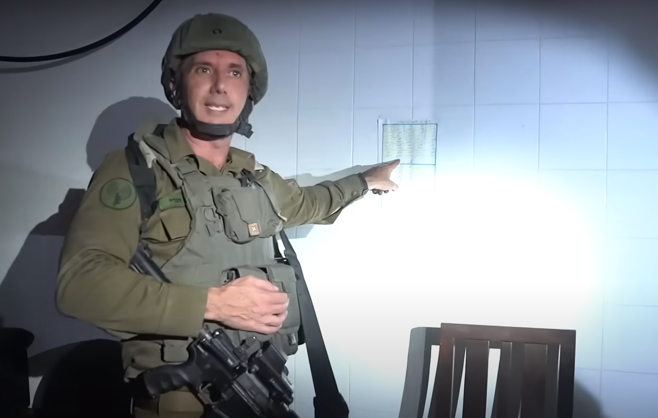 Tentara Israel menunjukkan kertas berisi nama hari dalam bahasa Arab.